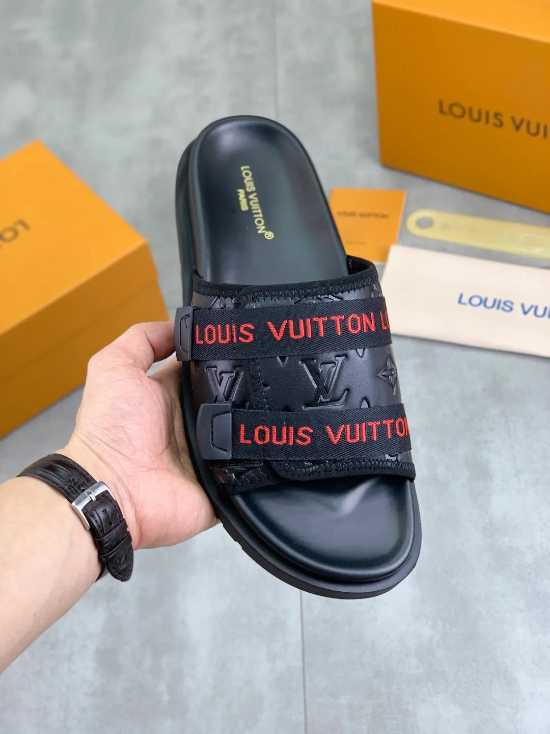 Men's shoes 💰P320💰【New style】🆘 Original quality 【LOUIS VUITTON】The popular Louis Vuitton LV men's slippers on the official website are on sale simultaneously! Original fabric imported from Italy, original factory special supply, code number: 38-44 (45 customized), many colors available